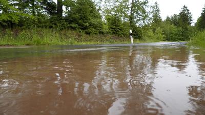 Kr?ftige Gewitter und Unwetter ziehen seit den Nachmittagsstunden ?ber weite Teile Mitteldeutschlands hinweg. Am Nachmit-stock-foto