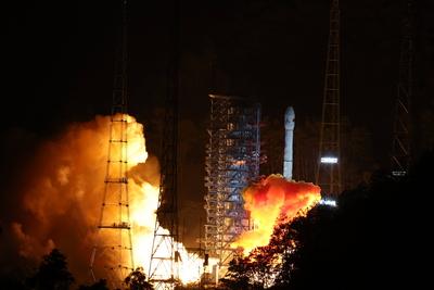 XICHANG, CHINA - MAY 29: A Long March-3B Y110 carrier rocket carrying China s Tianwen-2 probe blasts off from the Xichan-stock-photo