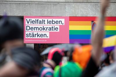 CSD Berlin 2024: Feier der Vielfalt trotzt dem Regen, CSD Berlin 2024 ein buntes Fest der Vielfalt und ein starkes Zeich-stock-foto