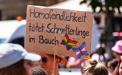 Auf Karton schrieben Teilnehmer des CSD Freiburg ihre Forderung hin. Am CSD Freiburg nahmen, bei heissem Sommerwetter, s-stock-photo