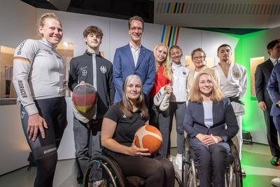 Gruppenbild mit Sportler*Innen - Ministerpr?sident Hendrik W?st und die Spitzen der beteiligten St?dte stellen dem Deuts-stock-foto