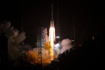 XICHANG, CHINA - MAY 29: A Long March-3B Y110 carrier rocket carrying China s Tianwen-2 probe blasts off from the Xichan-stock-photo