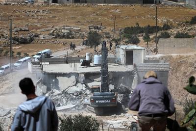 Israeli occupation forces demolished Palestinian structures in A home and a livestock farm in the town of Yatta-stock-foto