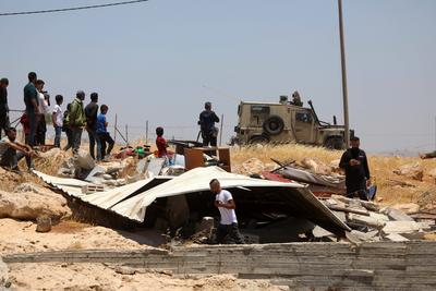 Israeli occupation forces demolished Palestinian structures in A home and a livestock farm in the town of Yatta-stock-foto