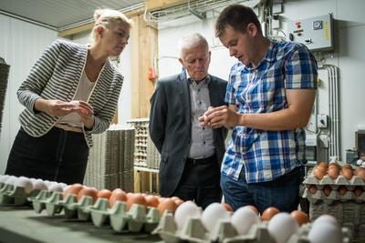 Stuttgart, OB Fritz Kuhn und Ines Aufrecht besucht einen landwirtschaftlichen Betrieb von Simon Sperling, in Stuttgart-stock-foto