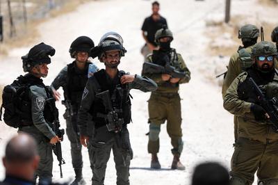 Israeli occupation forces demolished Palestinian structures in A home and a livestock farm in the town of Yatta-stock-foto