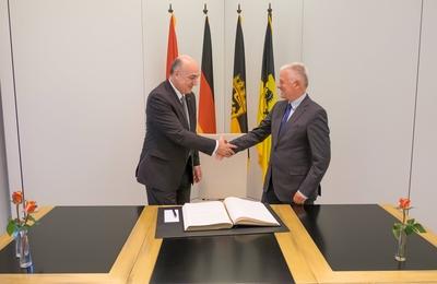 Stuttgart Rathaus der Tunesischer Botschafter besucht den OB Fritz Kuhn Eintrag ins Goldene Buch-stock-foto