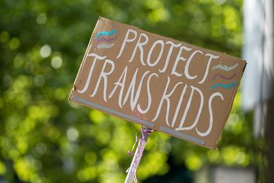 CSD Christopher Street Day Koeln 2022 Symbolbild Demonstrationsschlild Protect Trans Kids - Beschuetzt Trans, Transgend-stock-photo