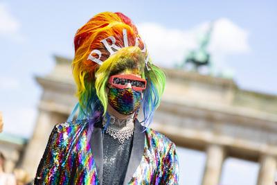 CSD-Parade in Berlin, Mehr Menschen als erwartet bei der CSD-Parade. ?ber 35.000 Menschen feiern den CSD in Berlin. Die-stock-foto