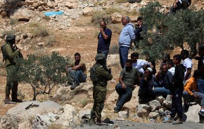 Israeli occupation forces demolished Palestinian structures in A home and a livestock farm in the town of Yatta-stock-foto