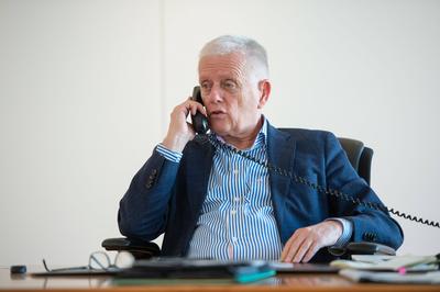 Coronavirus-COVID-19 Telefoninterview mit Oberb?rgermeister Fritz Kuhn in seinem Dienstzimmer. Stuttgart Mitte Baden-W?-stock-foto