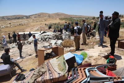 Israeli occupation forces demolished Palestinian structures in A home and a livestock farm in the town of Yatta-stock-foto