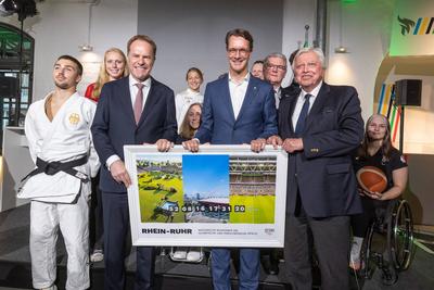 Gruppenbild mit Sportler*Innen - NRW Ministerpr?sident Hendrik W?st und die Spitzen der beteiligten St?dte stellen dem D-stock-foto