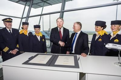 DEU Deutschland Stuttgart 03 04 2017 Die zweite Maschine des neuen Typs Airbus A350 der Lufthans-stock-photo