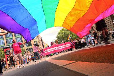 Menschen bei dem Christopher Street Day 2023 in Berlin am 22. Juli 2023. CSD 2023 in Berlin *** People at the Christophe-stock-photo