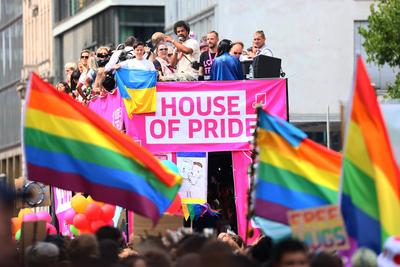 Menschen nehmen dem Christopher Street Day Demonstration unter dem Motto United in Love in Berlin am 23. Juli 2022. CSD-stock-foto