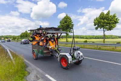 Herrentagsgruppe unterwegs-stock-foto