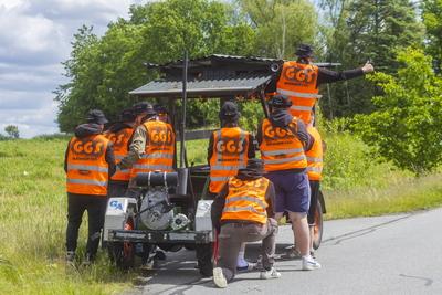 Herrentagsgruppe unterwegs-stock-foto