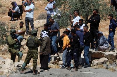 Israeli occupation forces demolished Palestinian structures in A home and a livestock farm in the town of Yatta-stock-foto