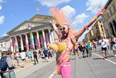 News Bilder des Tages Teilnehmer in schillernder Verkleidung beim Umzug in der Maximilianstrasse und auf dem Max Joseph-stock-foto