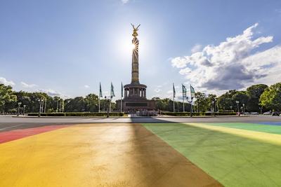 News Bilder des Tages Regenbogenfarben vor dem Großen Stern, Vor dem Großer Stern Fahrbahn mit Regenbogenfarben im Vorfe-stock-photo