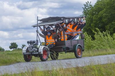Herrentagsgruppe unterwegs-stock-foto