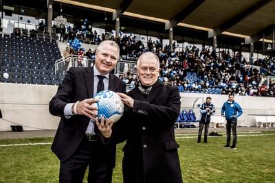 Ball?bergabe durch Oberb?rgermeister Fritz Kuhn im Gazi Stadion an den Kickers Pr?sidenten Rainer Lorz. Ball?bergabe du-stock-foto
