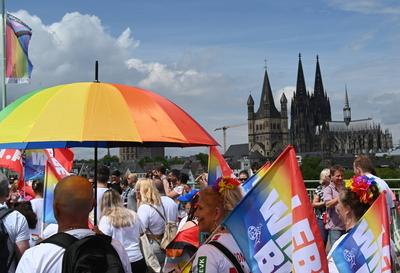 Teilnehmer des Christopher Street Day (CSD) in K?ln. An der Parade mit dem diesj?hrigen Motto F?r Menschenrechte ? Viele-stock-photo