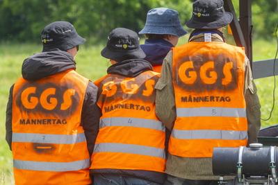 Herrentagsgruppe unterwegs-stock-foto