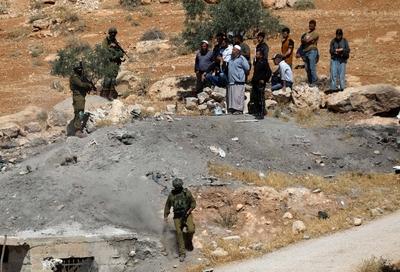 Israeli occupation forces demolished Palestinian structures in A home and a livestock farm in the town of Yatta-stock-foto