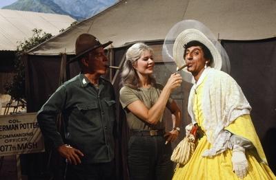 Harry Morgan Loretta Swit and Jamie Farr M A S H circa 1980 CBS Hollywood CA USA PUBLICATIONxIN-stock-foto