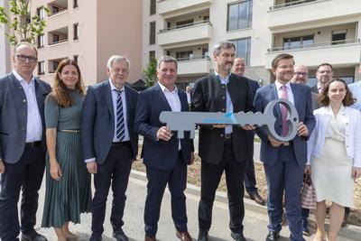 Reportage 30.05.2025 Schl?ssel?bergabe f?r 249 bezahlbare Single- und Familienwohnungen f?r Menschen mit geringen Einkommen!-stock-foto