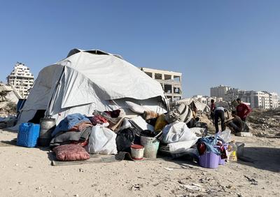 Displaced Palestinian families set up their tents on Rashid Street on the Gaza coast after being displaced from their homes in Jabalia-stock-foto