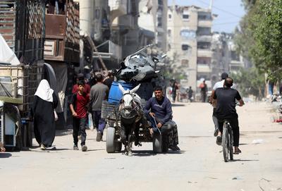 Palestinians, carrying their personal belongings, try to fled to safer areas to escape from Israeli attacks on Jabalia-stock-photo