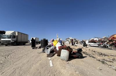 Displaced Palestinian families set up their tents on Rashid Street on the Gaza coast after being displaced from their homes in Jabalia-stock-foto