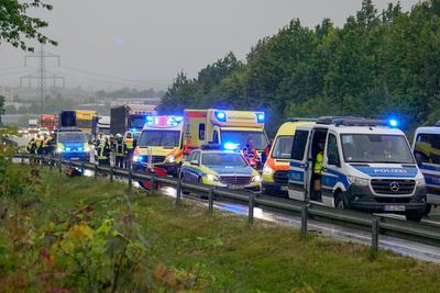 A14/D?beln - Massenkarambolage mit vier Autos auf der Autobahn: Mindestens zwei Verletzte-stock-foto