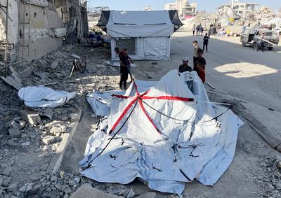Displaced Palestinian families set up their tents on Rashid Street on the Gaza coast after being displaced from their homes in Jabalia-stock-foto