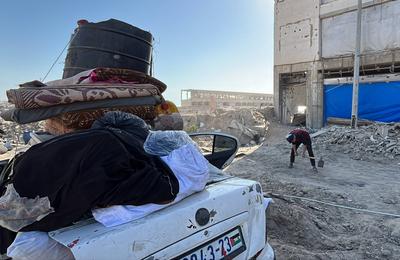 Displaced Palestinian families set up their tents on Rashid Street on the Gaza coast after being displaced from their homes in Jabalia-stock-foto