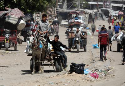 Palestinians, carrying their personal belongings, try to fled to safer areas to escape from Israeli attacks on Jabalia-stock-photo