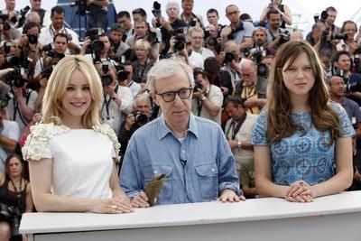 Bildnummer: 55341588  Datum: 11.05.2011  Copyright: imago/PanoramiCScreening von - Midnight in Paris  - 64. Internationale  Filmfestspiele 2011 in Cannes (L-R):   LOICTHEBAUDxPANORAMIC PUBLICATIONxNOTxINxFRAxITAxBEL Kultur Entertainment People Film 64. Internationale Filmfestspiele Cannes Photocall kbdig xub 2011 quer o0 Rachel McAdams, Woody Allen und Lea Seydoux, Mc AdamsBildnummer 55341588 Date 11 05 2011 Copyright Imago Panoramic Screening from Midnight in Paris 64 International Film Festival 2011 in Cannes l r  PUBLICATIONxNOTxINxFRAxITAxBEL Culture Entertainment Celebrities Film 64 International Film Festival Cannes photo call Kbdig  2011 horizontal o0 Rachel McAdams Woody all of them and Lea Seydoux Mc Adams-stock-foto