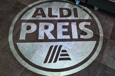 Aldi Preis, Discounter-Logo, Bodenbeleuchtung bei Aldi S?d. Als Aldi bekannt sind die zwei aus einem gemeinsamen Unterne-stock-foto
