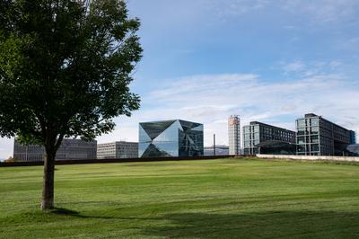 28.09.2022, Berlin, Deutschland, Europa - Blick vom Spreebogenpark auf den Berliner Hauptbahnhof und das futuristische 3-stock-photo