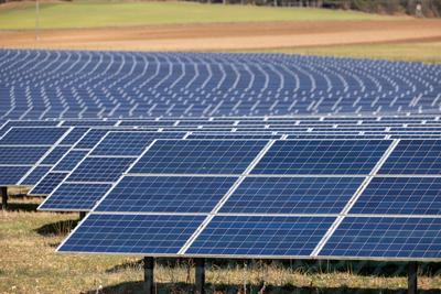 Erneuerbare Energieerzeugung Solarpakr auf einer landwirtschaftlichen Nutzfl?che in der Oberpfalz. Hohenfels Effenricht-stock-foto
