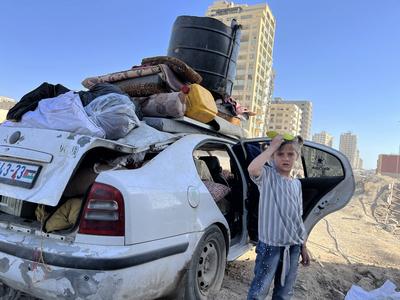 Displaced Palestinian families set up their tents on Rashid Street on the Gaza coast after being displaced from their homes in Jabalia-stock-foto