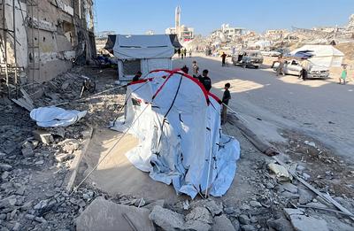 Displaced Palestinian families set up their tents on Rashid Street on the Gaza coast after being displaced from their homes in Jabalia-stock-foto