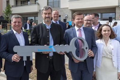 Reportage 30.05.2025 Schl?ssel?bergabe f?r 249 bezahlbare Single- und Familienwohnungen f?r Menschen mit geringen Einkommen!-stock-foto