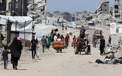 Palestinians, carrying their personal belongings, try to fled to safer areas to escape from Israeli attacks on Jabalia-stock-photo