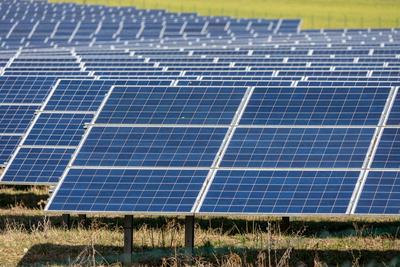 Erneuerbare Energieerzeugung Solarpakr auf einer landwirtschaftlichen Nutzfl?che in der Oberpfalz. Hohenfels Effenricht-stock-foto