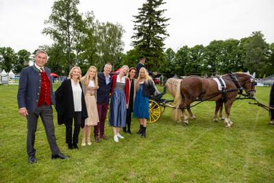 vlnr J?rgen Blum , Gaby Hauptmann , Vanessa Eichholz , Frank Schneppendahl, Christina Kempkes, Gabriele Weigel, Yara Rei-stock-foto