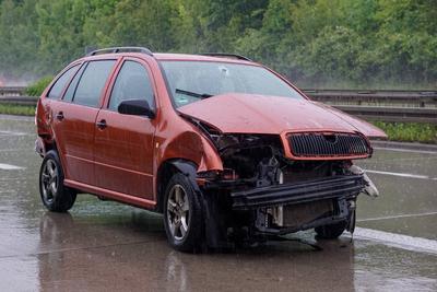 A14/D?beln - Massenkarambolage mit vier Autos auf der Autobahn: Mindestens zwei Verletzte-stock-foto